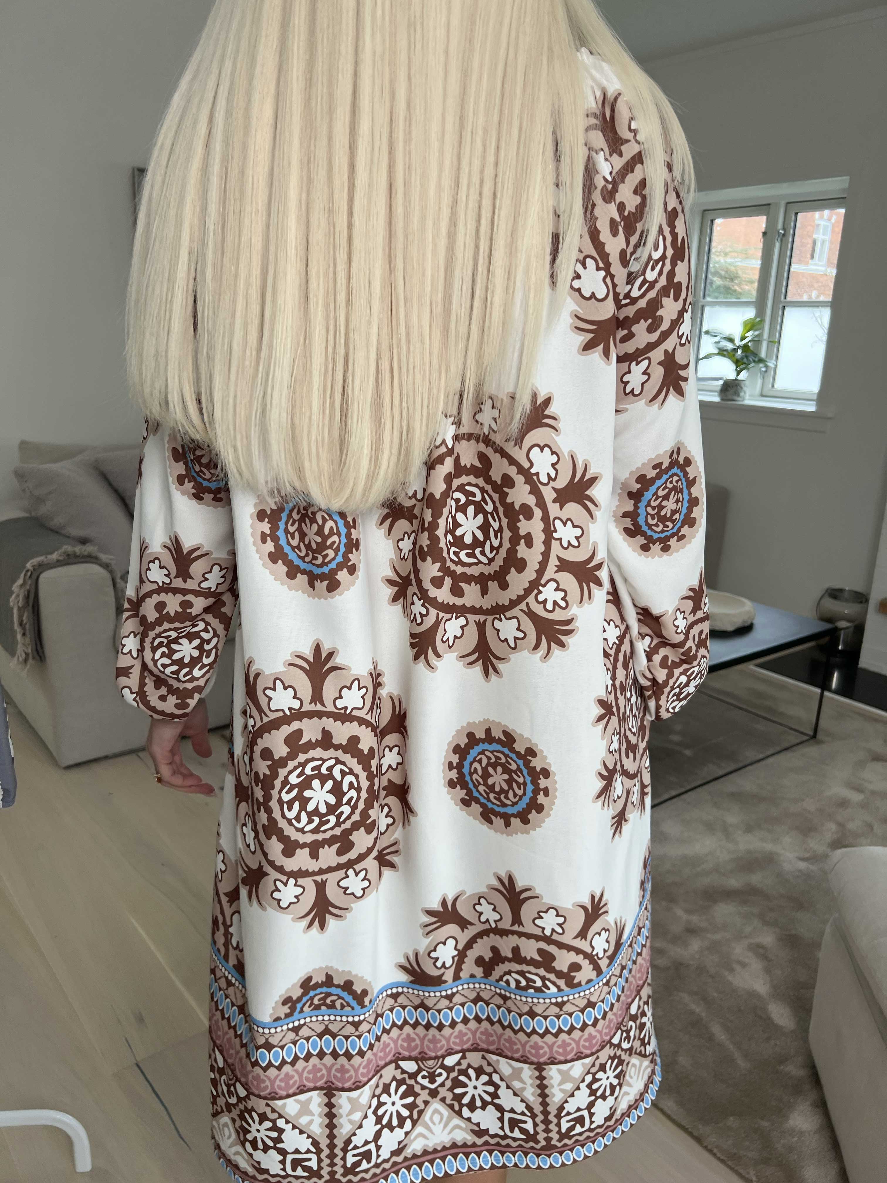 Paulina - Söt långärmad klänning med elastisk halsringning